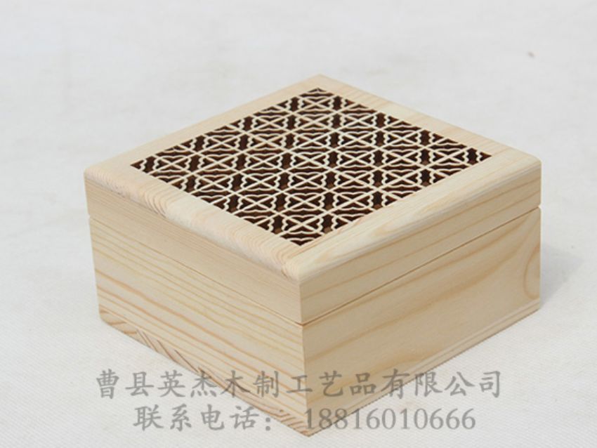點擊查看詳細信息<br>標題：鏤空雕刻松木盒 閱讀次數(shù)：1327