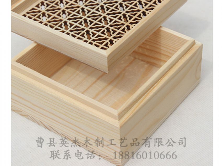 點擊查看詳細信息<br>標題：鏤空雕刻松木盒 閱讀次數(shù)：1240