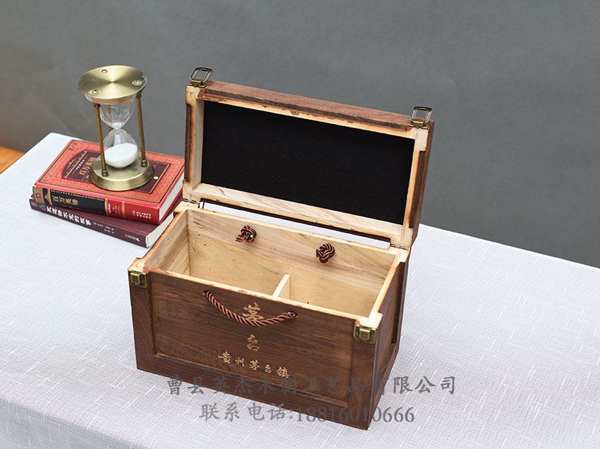點擊查看詳細信息<br>標(biāo)題：木制白酒盒 閱讀次數(shù)：2123